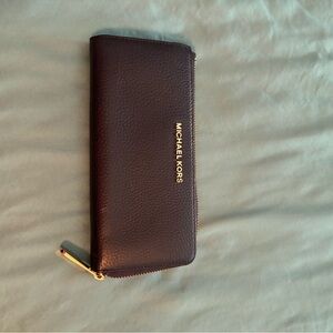 Like New Michael Kors Zip Around Wallet